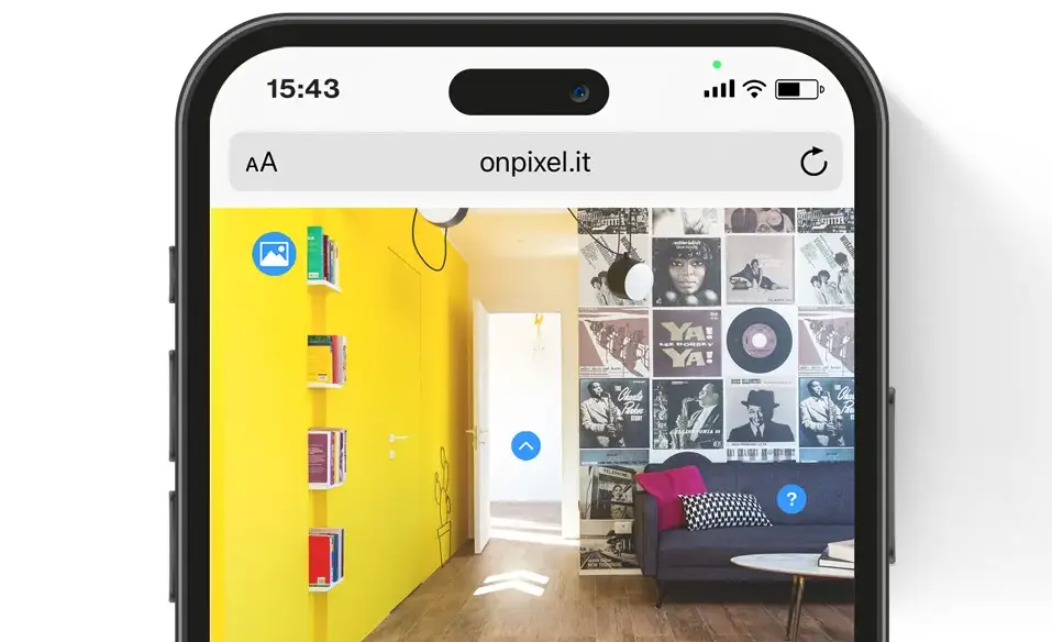 Smartphone con visualizzato un virtual tour di una stanza con pareti gialle e icone per potersi muovere nella realtà virtuale